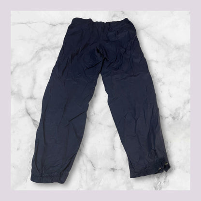 Entdecke unsere Vintage Track Pants von Nike und anderen Marken, erhältlich bei Valuxery.de - Dein Shop für trendige Vintage - Kleidung. Unsere Track Pants sind aus hochwertigen Materialien und