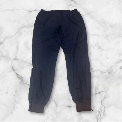 Entdecke unsere Vintage Track Pants von Nike und anderen Marken, erhältlich bei Valuxery.de - Dein Shop für trendige Vintage - Kleidung. Unsere Track Pants sind aus hochwertigen Materialien und