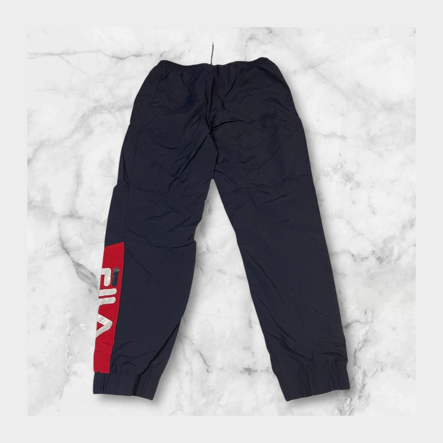 Entdecke unsere Vintage Track Pants von Nike und anderen Marken, erhältlich bei Valuxery.de - Dein Shop für trendige Vintage - Kleidung. Unsere Track Pants sind aus hochwertigen Materialien und