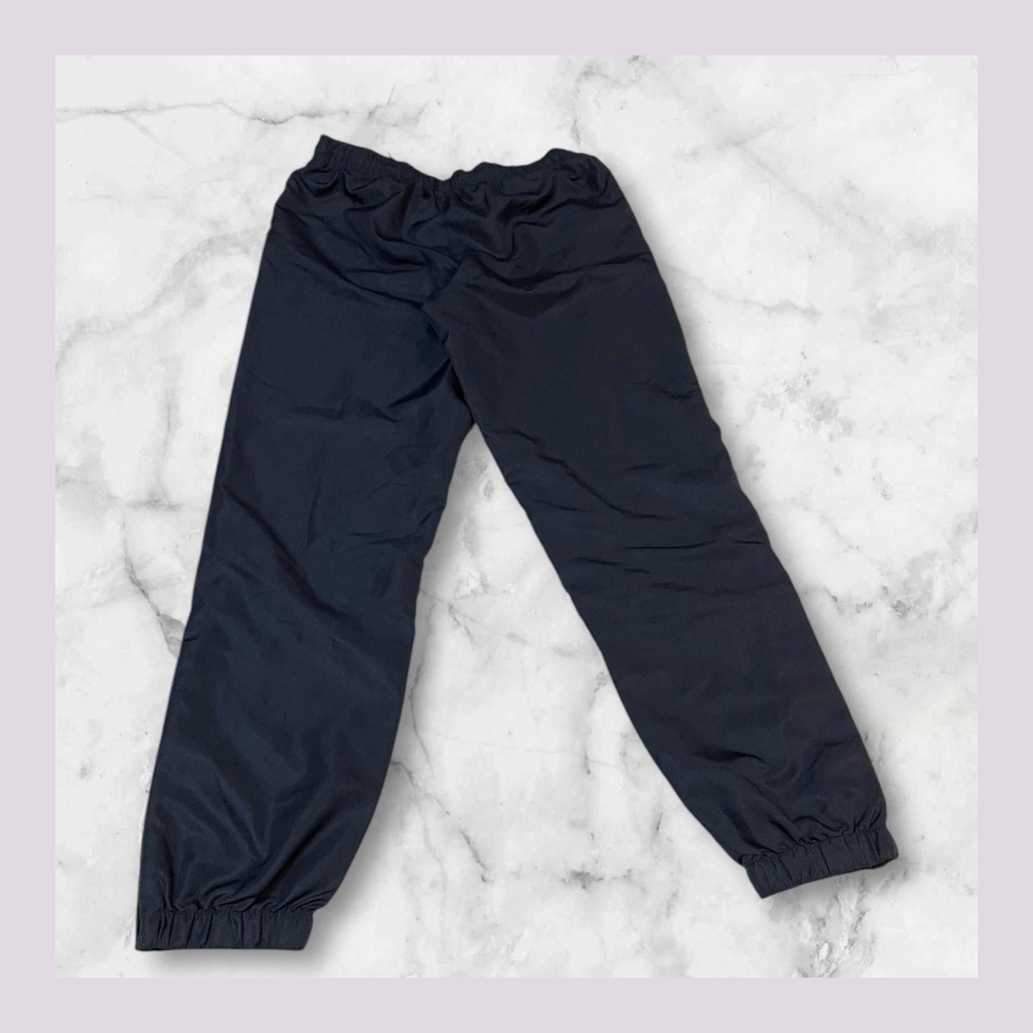 Entdecke unsere Vintage Track Pants von Nike und anderen Marken, erhältlich bei Valuxery.de - Dein Shop für trendige Vintage - Kleidung. Unsere Track Pants sind aus hochwertigen Materialien und
