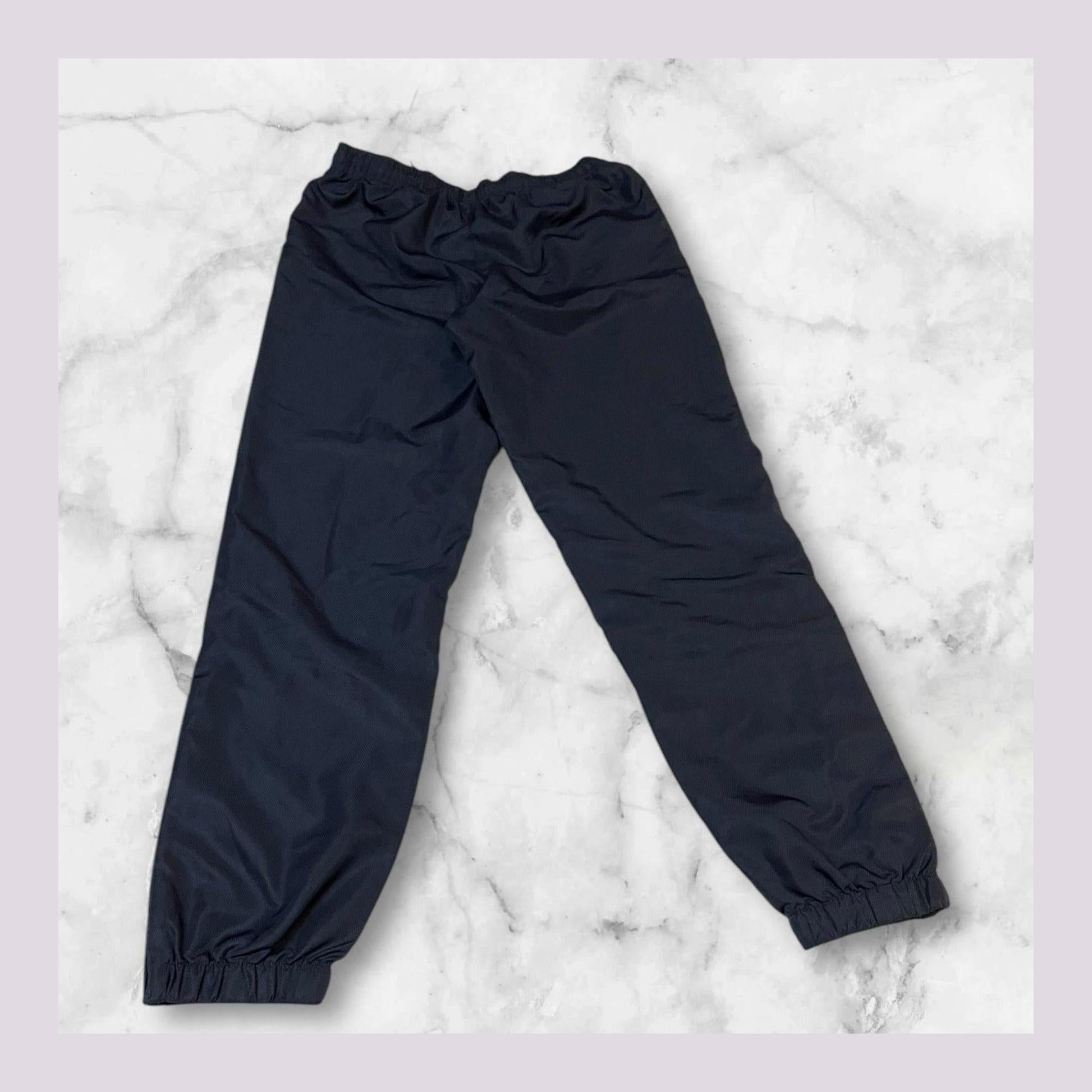 Entdecke unsere Vintage Track Pants von Nike und anderen Marken, erhältlich bei Valuxery.de - Dein Shop für trendige Vintage - Kleidung. Unsere Track Pants sind aus hochwertigen Materialien und