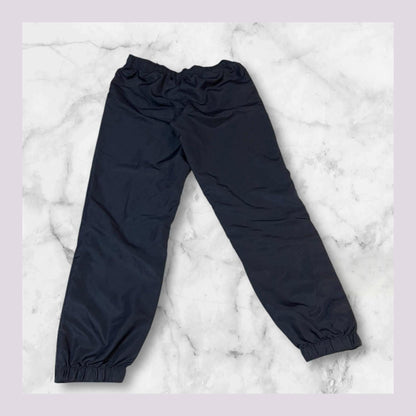 Entdecke unsere Vintage Track Pants von Nike und anderen Marken, erhältlich bei Valuxery.de - Dein Shop für trendige Vintage - Kleidung. Unsere Track Pants sind aus hochwertigen Materialien und