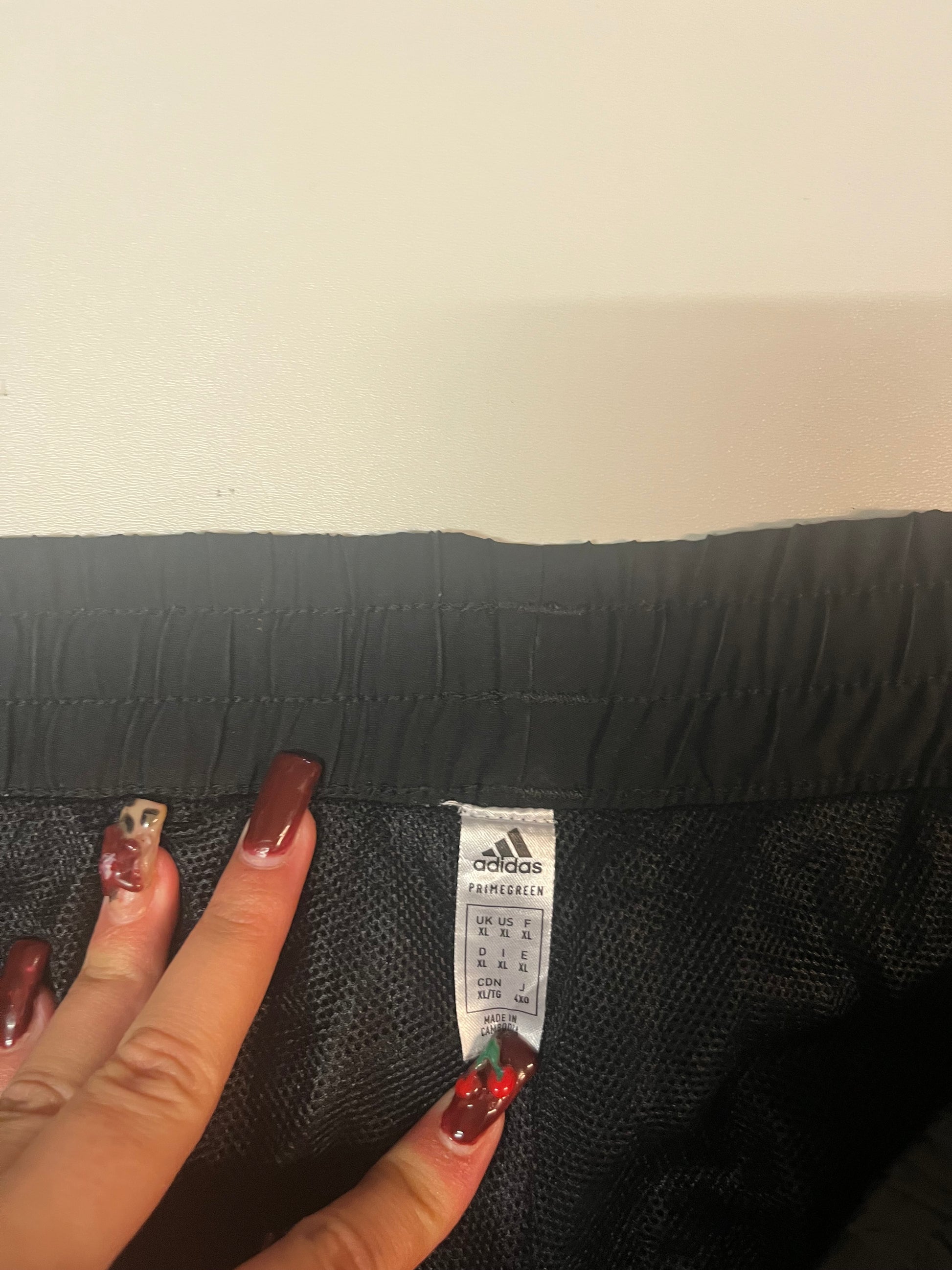 Entdecke unsere Vintage Track Pants von Nike und anderen Marken, erhältlich bei Valuxery.de - Dein Shop für trendige Vintage - Kleidung. Unsere Track Pants sind aus hochwertigen Materialien und