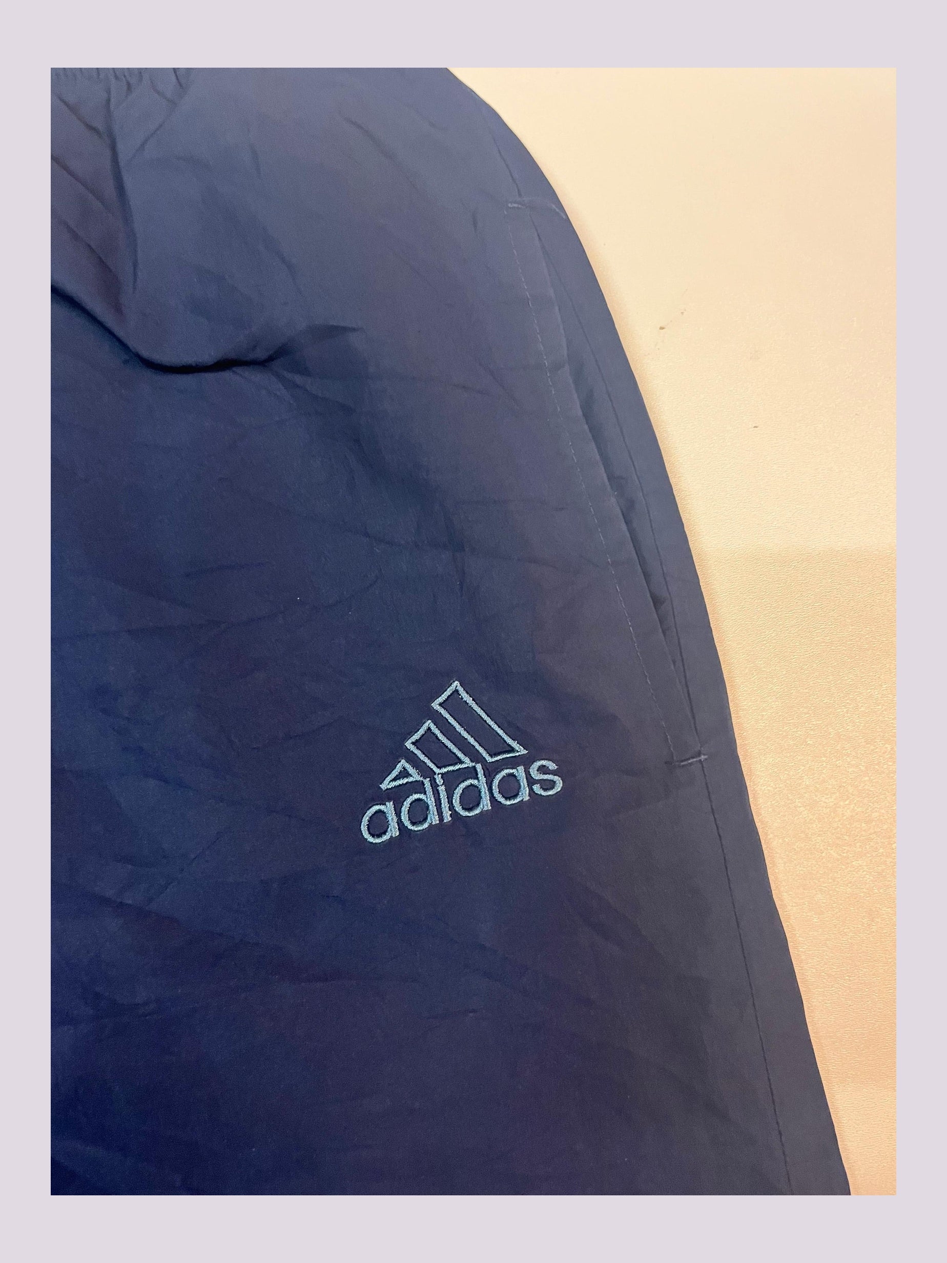 Entdecke unsere Vintage Track Pants von Nike und anderen Marken, erhältlich bei Valuxery.de - Dein Shop für trendige Vintage - Kleidung. Unsere Track Pants sind aus hochwertigen Materialien und