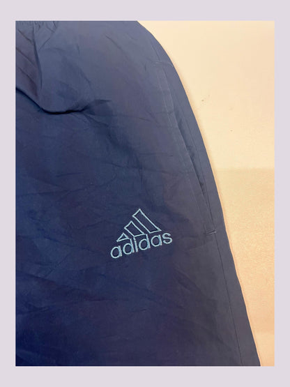 Entdecke unsere Vintage Track Pants von Nike und anderen Marken, erhältlich bei Valuxery.de - Dein Shop für trendige Vintage - Kleidung. Unsere Track Pants sind aus hochwertigen Materialien und