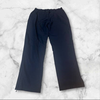 Entdecke unsere Vintage Track Pants von Nike und anderen Marken, erhältlich bei Valuxery.de - Dein Shop für trendige Vintage - Kleidung. Unsere Track Pants sind aus hochwertigen Materialien und