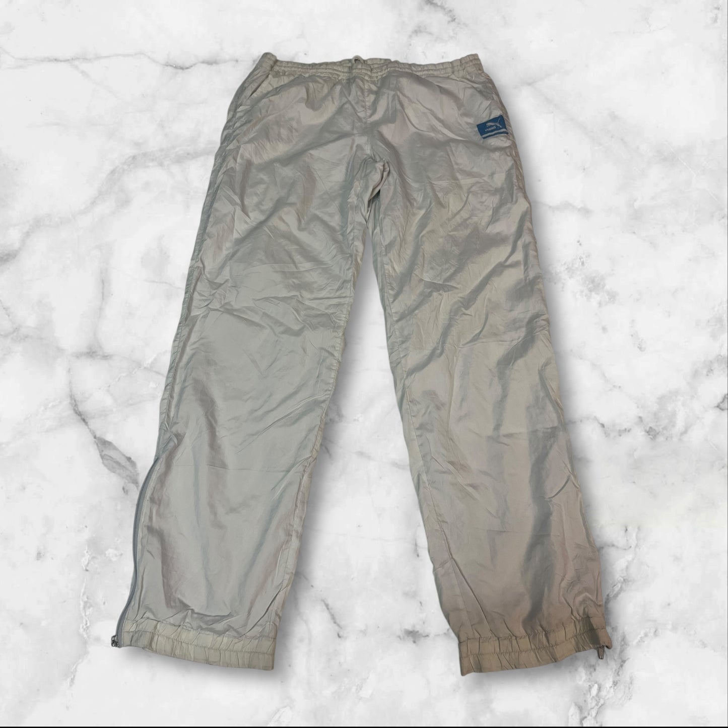 Entdecke unsere Vintage Track Pants von Nike und anderen Marken, erhältlich bei Valuxery.de - Dein Shop für trendige Vintage - Kleidung. Unsere Track Pants sind aus hochwertigen Materialien und