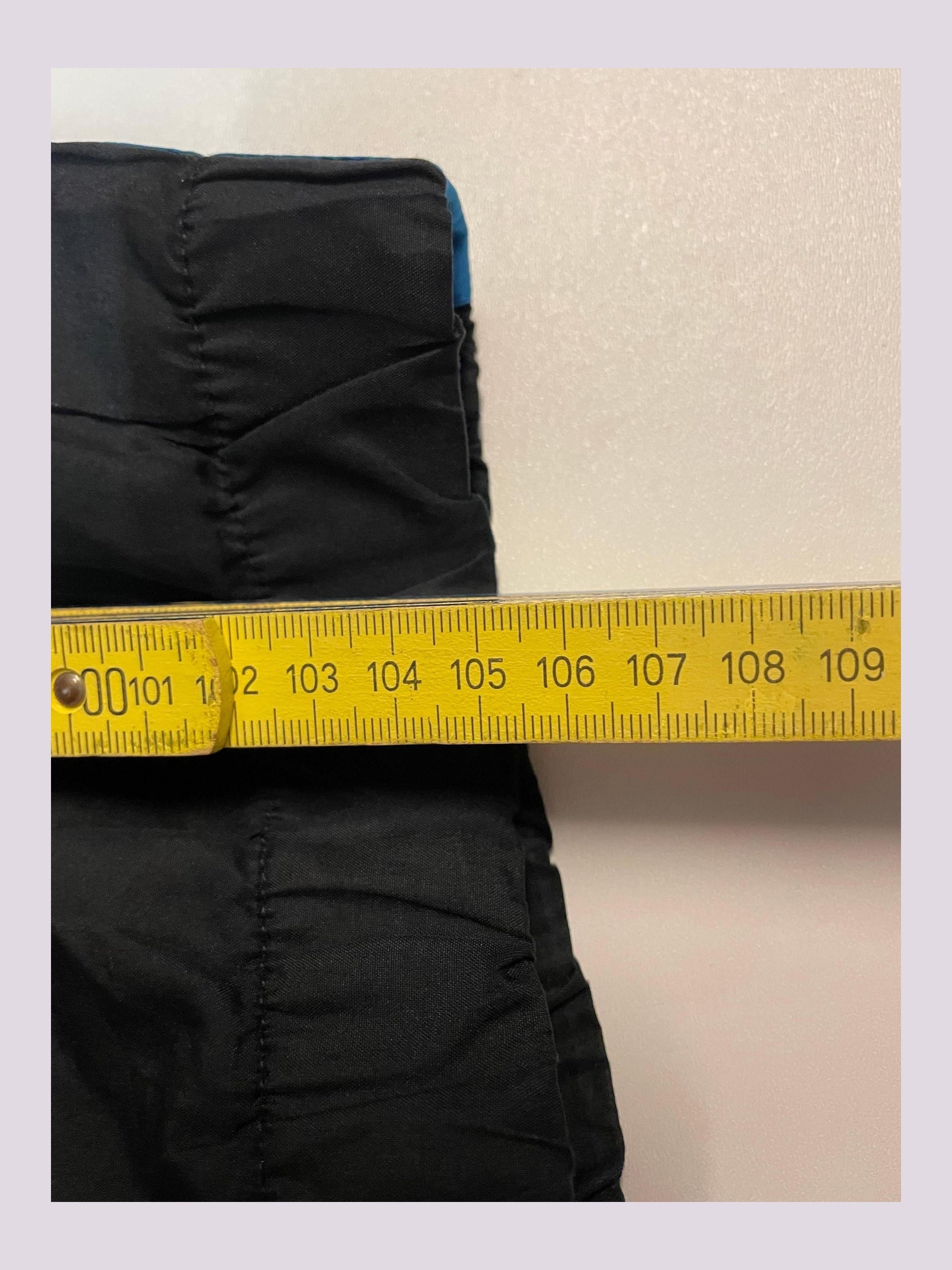 Entdecke unsere Vintage Track Pants von Nike und anderen Marken, erhältlich bei Valuxery.de - Dein Shop für trendige Vintage - Kleidung. Unsere Track Pants sind aus hochwertigen Materialien und