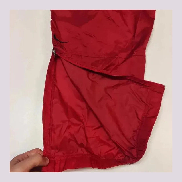 Entdecke unsere Vintage Track Pants von Nike und anderen Marken, erhältlich bei Valuxery.de - Dein Shop für trendige Vintage - Kleidung. Unsere Track Pants sind aus hochwertigen Materialien und