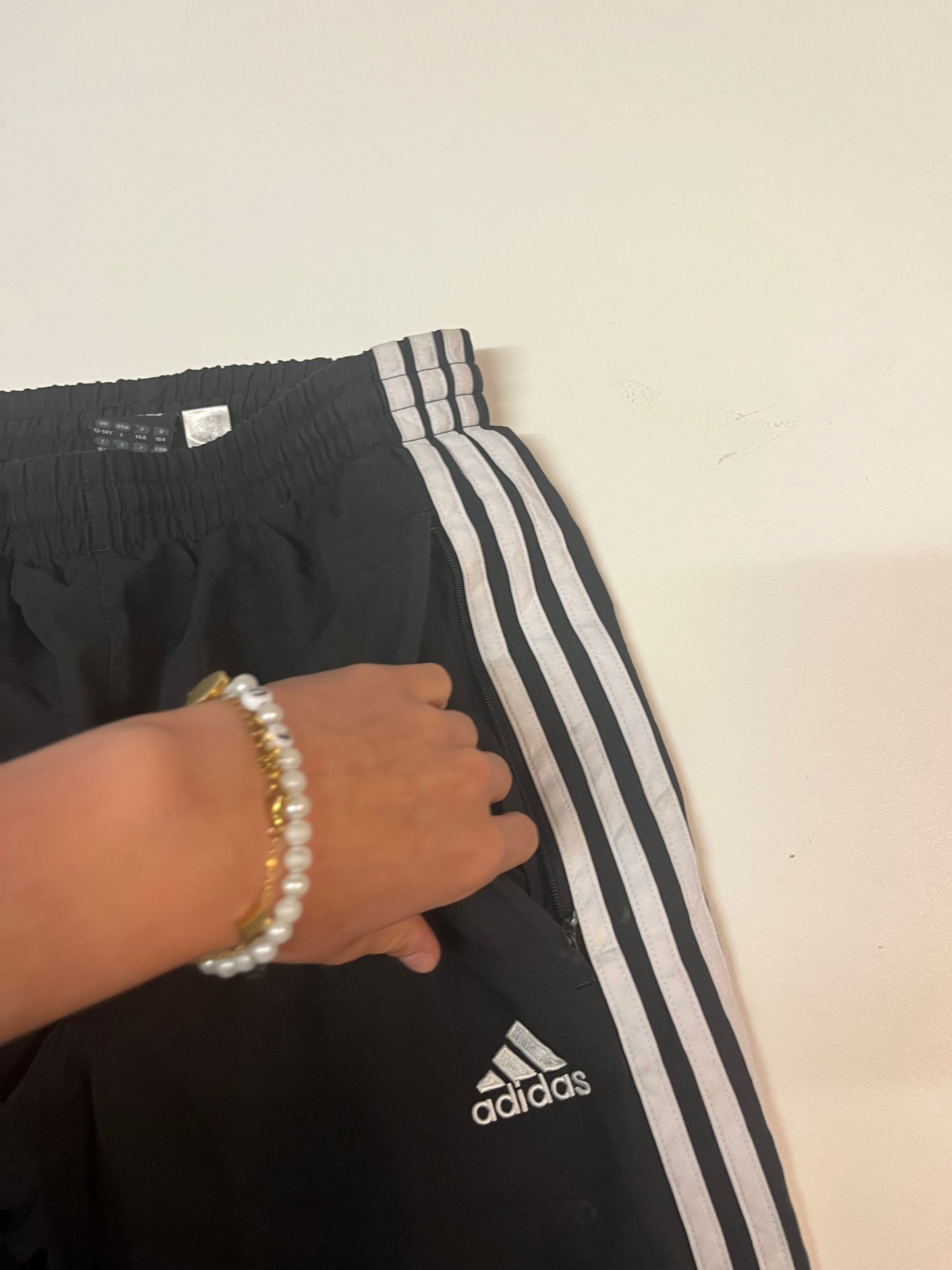 Entdecke unsere Vintage Track Pants von Nike und anderen Marken, erhältlich bei Valuxery.de - Dein Shop für trendige Vintage - Kleidung. Unsere Track Pants sind aus hochwertigen Materialien und