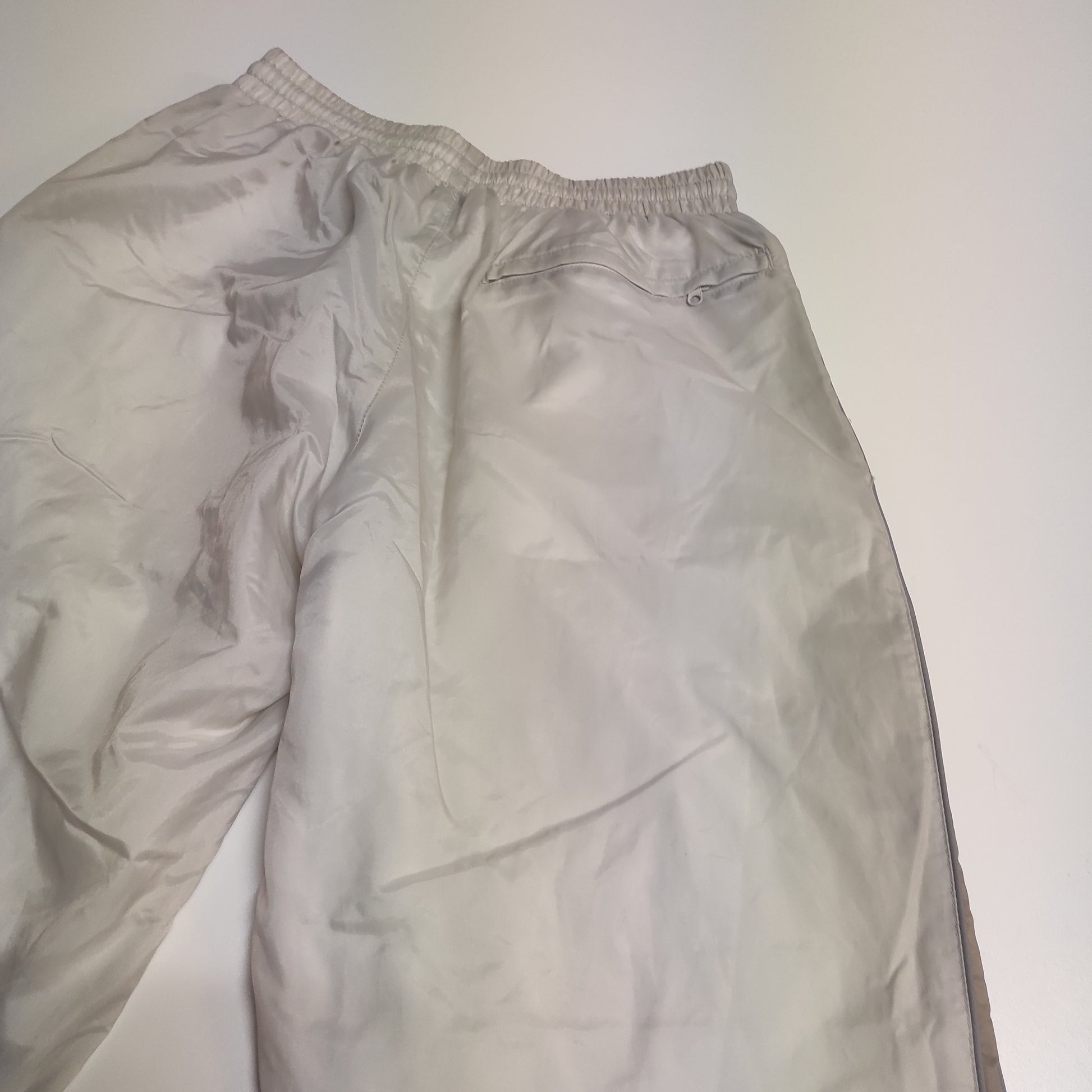 Entdecke unsere Vintage Track Pants von Nike und anderen Marken, erhältlich bei Valuxery.de - Dein Shop für trendige Vintage - Kleidung. Unsere Track Pants sind aus hochwertigen Materialien und