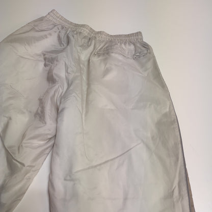 Entdecke unsere Vintage Track Pants von Nike und anderen Marken, erhältlich bei Valuxery.de - Dein Shop für trendige Vintage - Kleidung. Unsere Track Pants sind aus hochwertigen Materialien und