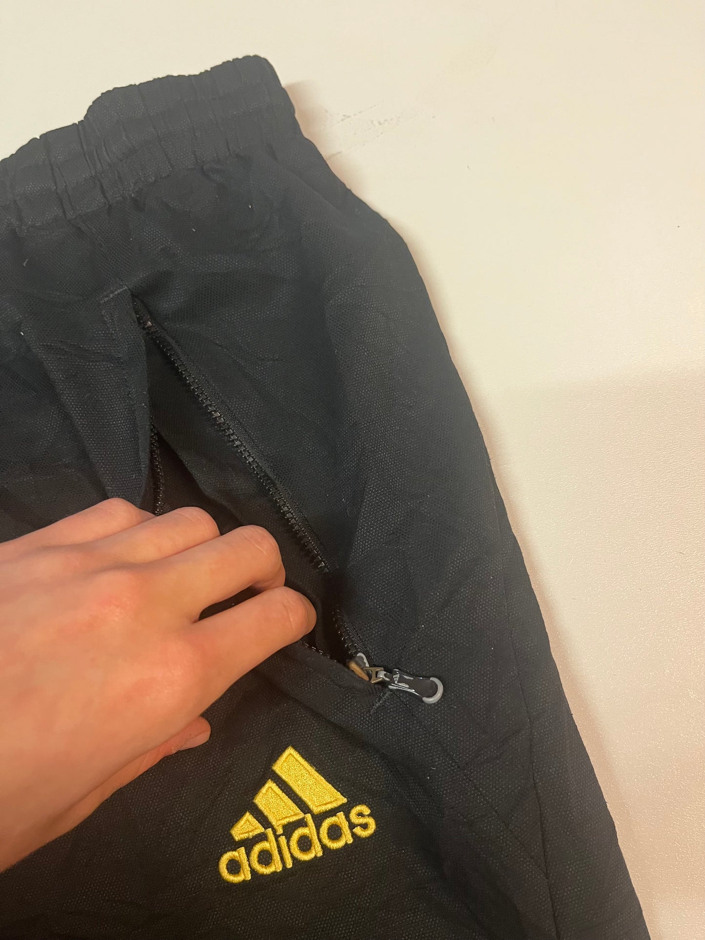 Entdecke unsere Vintage Track Pants von Nike und anderen Marken, erhältlich bei Valuxery.de - Dein Shop für trendige Vintage - Kleidung. Unsere Track Pants sind aus hochwertigen Materialien und