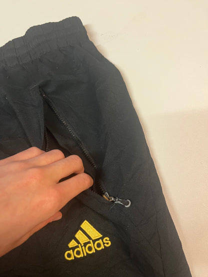 Entdecke unsere Vintage Track Pants von Nike und anderen Marken, erhältlich bei Valuxery.de - Dein Shop für trendige Vintage - Kleidung. Unsere Track Pants sind aus hochwertigen Materialien und