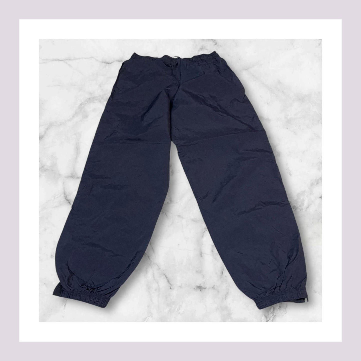 Entdecke unsere Vintage Track Pants von Nike und anderen Marken, erhältlich bei Valuxery.de - Dein Shop für trendige Vintage - Kleidung. Unsere Track Pants sind aus hochwertigen Materialien und