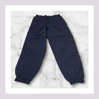 Entdecke unsere Vintage Track Pants von Nike und anderen Marken, erhältlich bei Valuxery.de - Dein Shop für trendige Vintage - Kleidung. Unsere Track Pants sind aus hochwertigen Materialien und