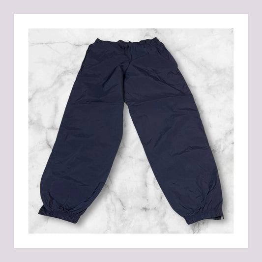 Entdecke unsere Vintage Track Pants von Nike und anderen Marken, erhältlich bei Valuxery.de - Dein Shop für trendige Vintage - Kleidung. Unsere Track Pants sind aus hochwertigen Materialien und