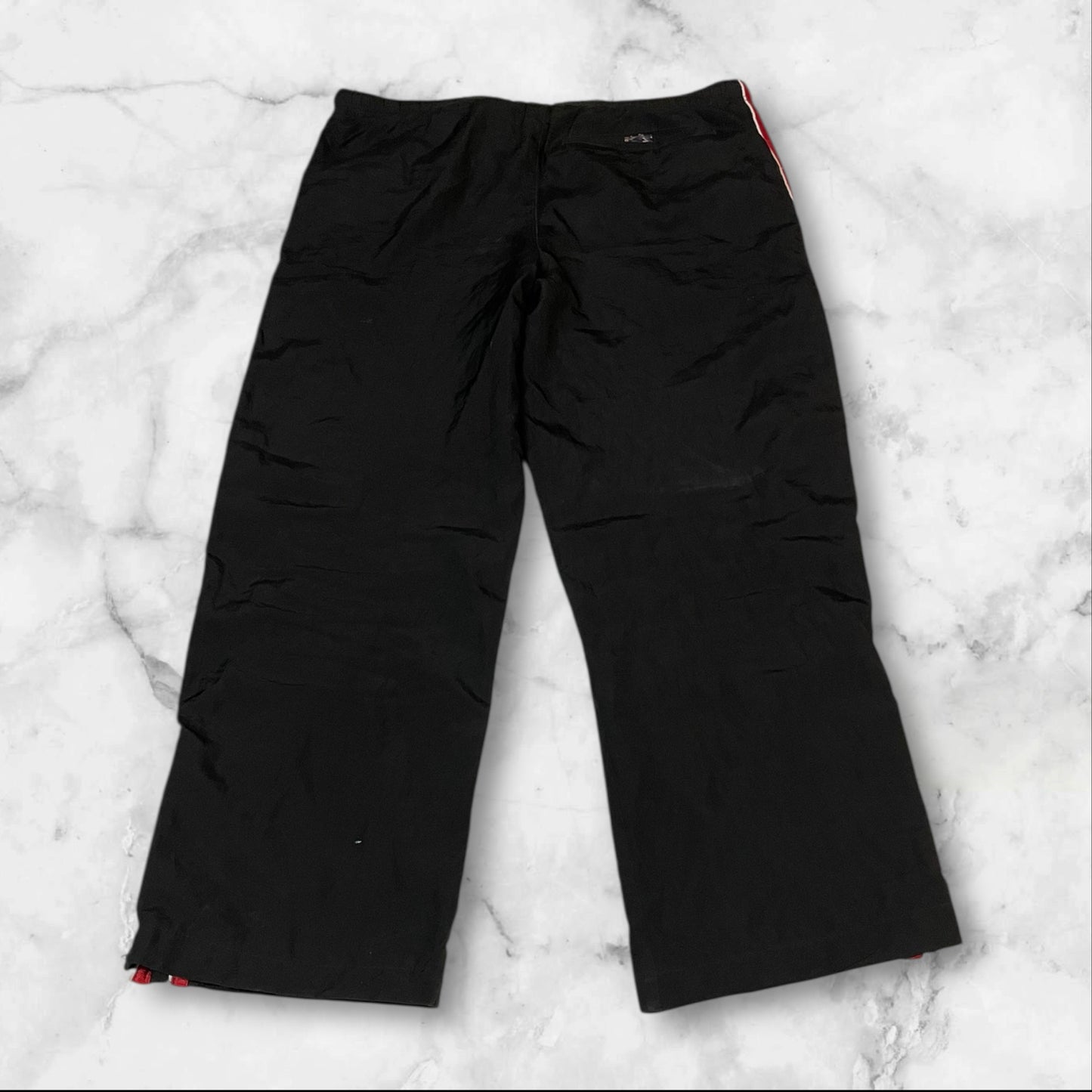 Entdecke unsere Vintage Track Pants von Nike und anderen Marken, erhältlich bei Valuxery.de - Dein Shop für trendige Vintage - Kleidung. Unsere Track Pants sind aus hochwertigen Materialien und