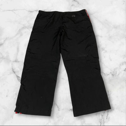 Entdecke unsere Vintage Track Pants von Nike und anderen Marken, erhältlich bei Valuxery.de - Dein Shop für trendige Vintage - Kleidung. Unsere Track Pants sind aus hochwertigen Materialien und
