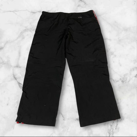 Entdecke unsere Vintage Track Pants von Nike und anderen Marken, erhältlich bei Valuxery.de - Dein Shop für trendige Vintage - Kleidung. Unsere Track Pants sind aus hochwertigen Materialien und