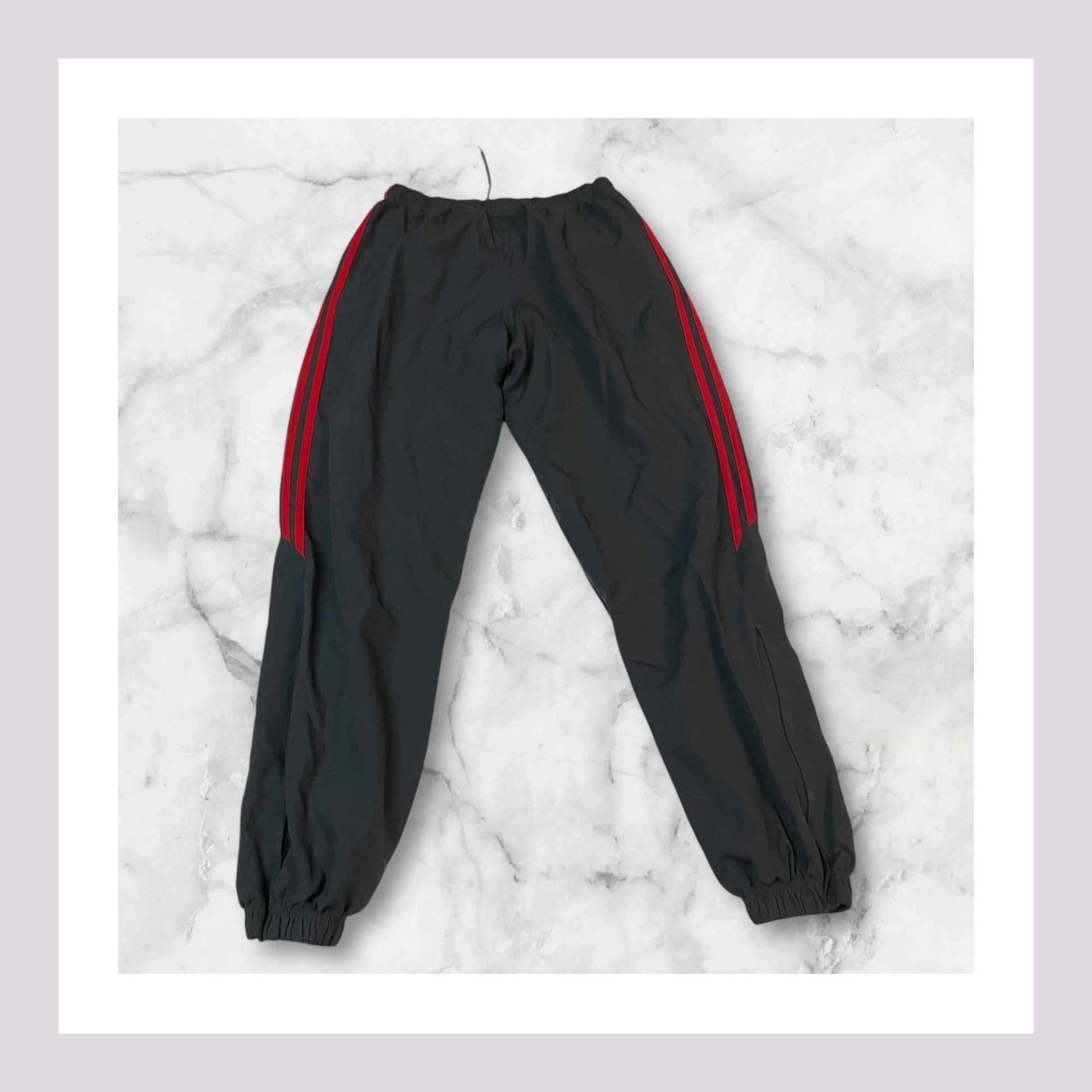 Entdecke unsere Vintage Track Pants von Nike und anderen Marken, erhältlich bei Valuxery.de - Dein Shop für trendige Vintage - Kleidung. Unsere Track Pants sind aus hochwertigen Materialien und