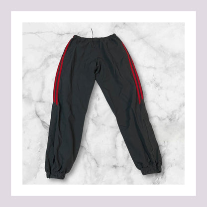 Entdecke unsere Vintage Track Pants von Nike und anderen Marken, erhältlich bei Valuxery.de - Dein Shop für trendige Vintage - Kleidung. Unsere Track Pants sind aus hochwertigen Materialien und