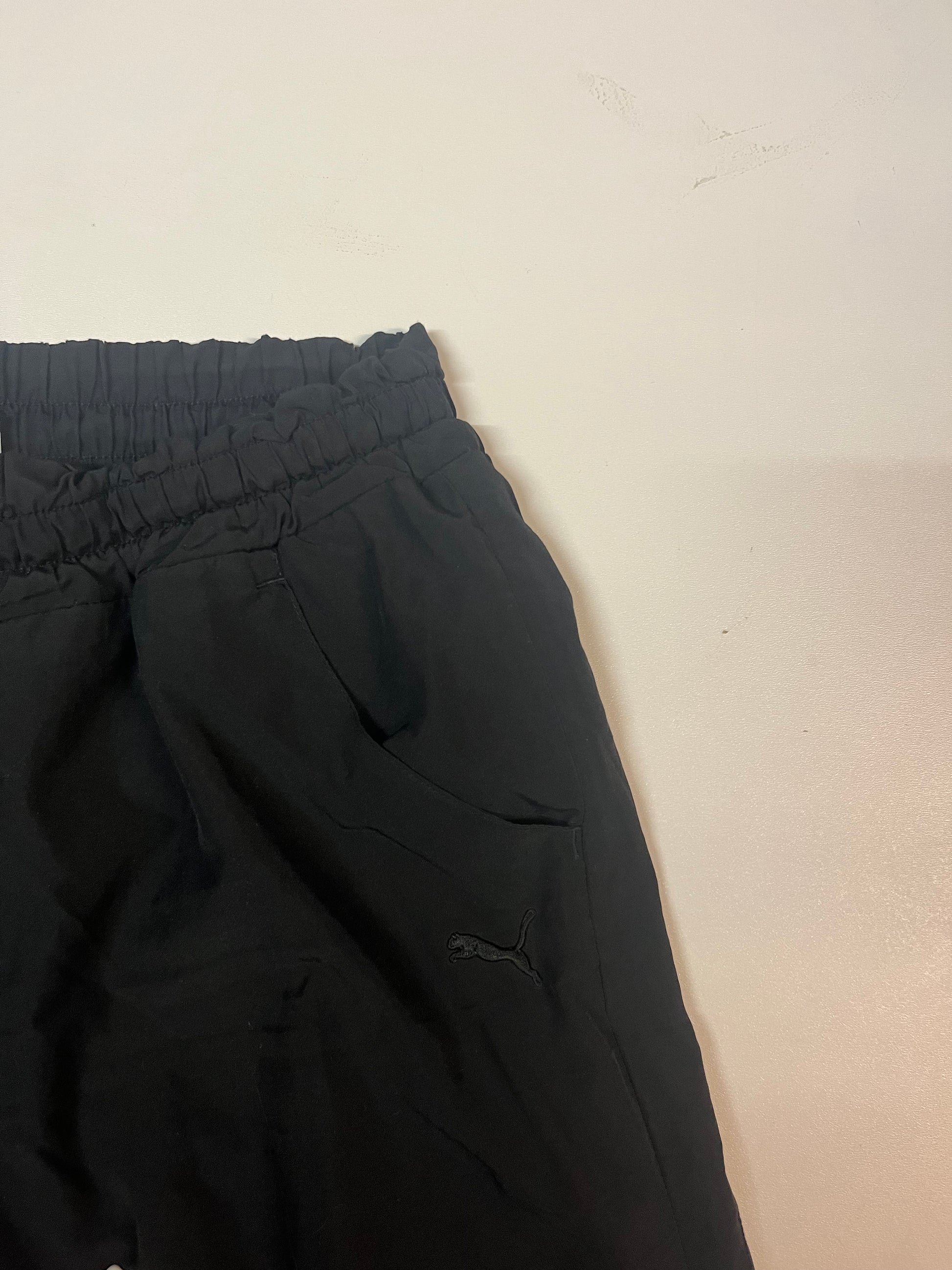 Entdecke unsere Vintage Track Pants von Nike und anderen Marken, erhältlich bei Valuxery.de - Dein Shop für trendige Vintage - Kleidung. Unsere Track Pants sind aus hochwertigen Materialien und