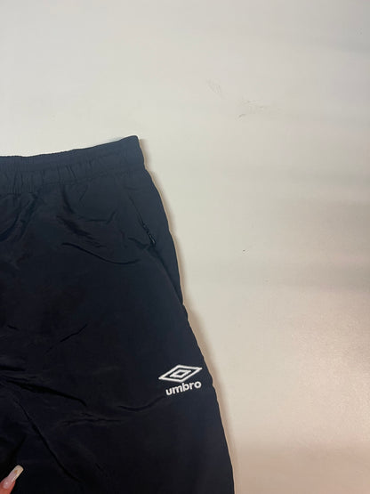 Entdecke unsere Vintage Track Pants von Nike und anderen Marken, erhältlich bei Valuxery.de - Dein Shop für trendige Vintage - Kleidung. Unsere Track Pants sind aus hochwertigen Materialien und