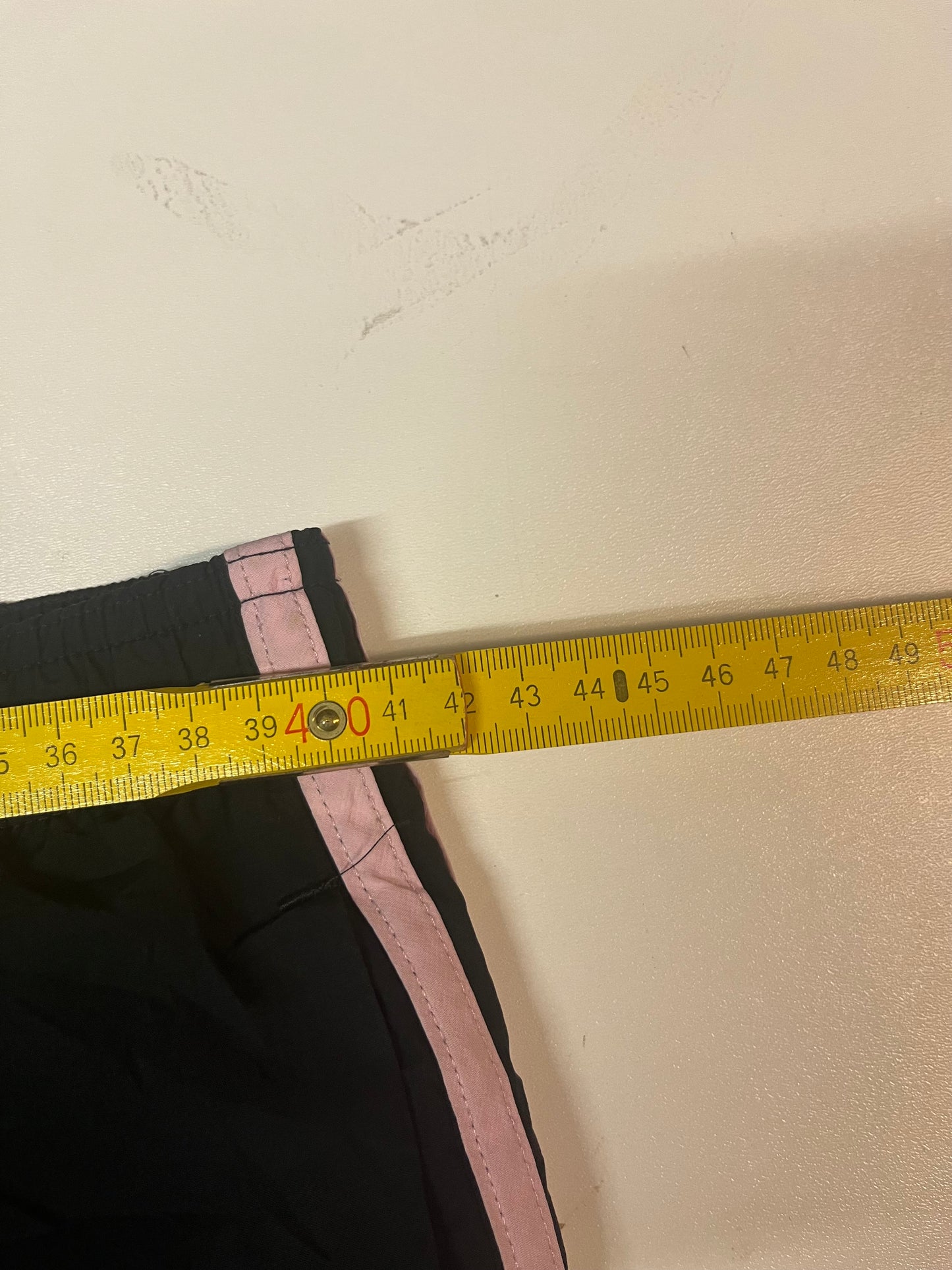 Entdecke unsere Vintage Track Pants von Nike und anderen Marken, erhältlich bei Valuxery.de - Dein Shop für trendige Vintage - Kleidung. Unsere Track Pants sind aus hochwertigen Materialien und