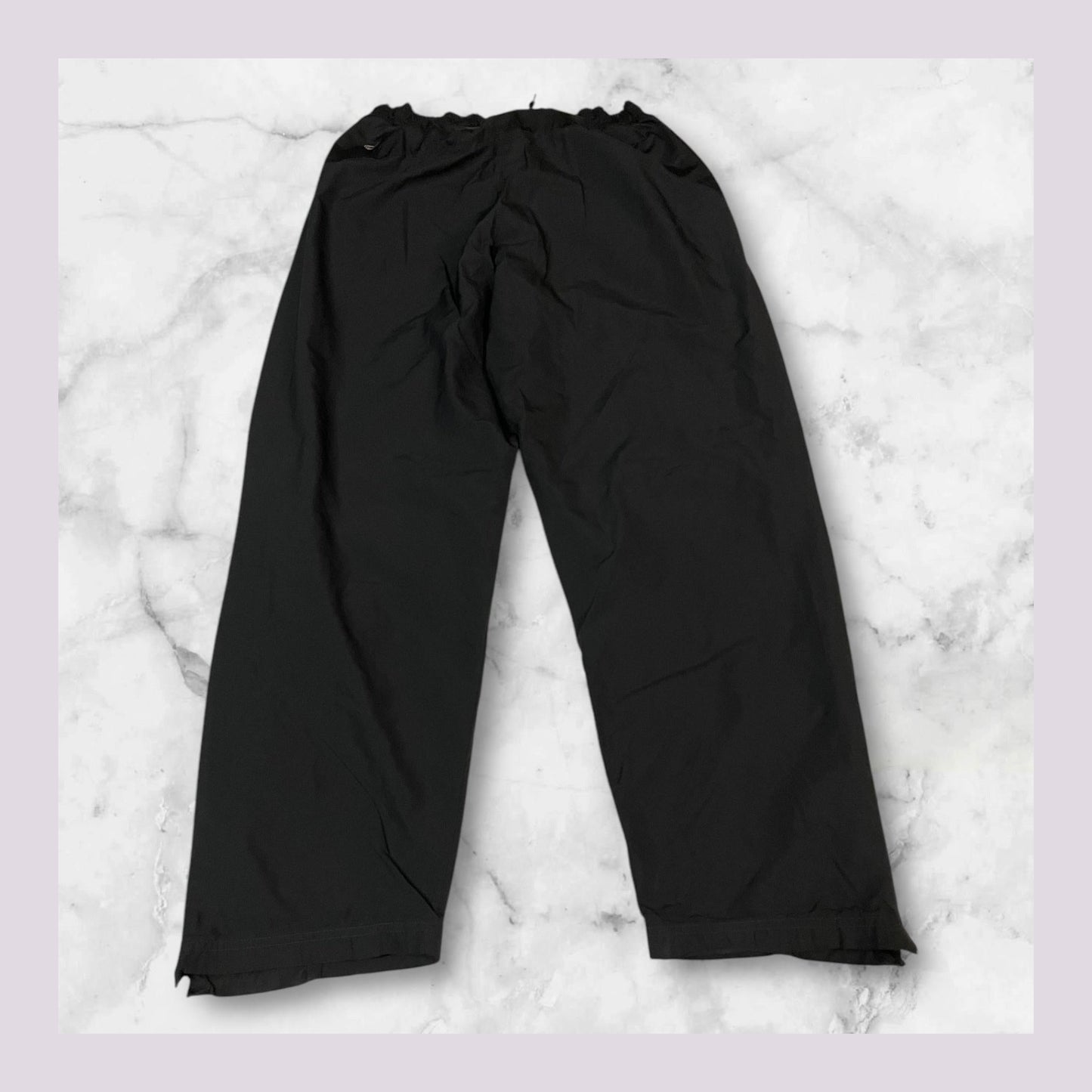 Entdecke unsere Vintage Track Pants von Nike und anderen Marken, erhältlich bei Valuxery.de - Dein Shop für trendige Vintage - Kleidung. Unsere Track Pants sind aus hochwertigen Materialien und