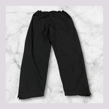 Entdecke unsere Vintage Track Pants von Nike und anderen Marken, erhältlich bei Valuxery.de - Dein Shop für trendige Vintage - Kleidung. Unsere Track Pants sind aus hochwertigen Materialien und