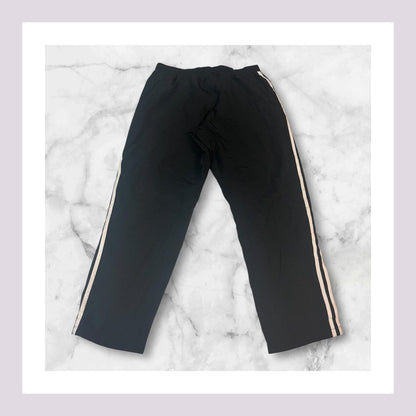 Entdecke unsere Vintage Track Pants von Nike und anderen Marken, erhältlich bei Valuxery.de - Dein Shop für trendige Vintage - Kleidung. Unsere Track Pants sind aus hochwertigen Materialien und