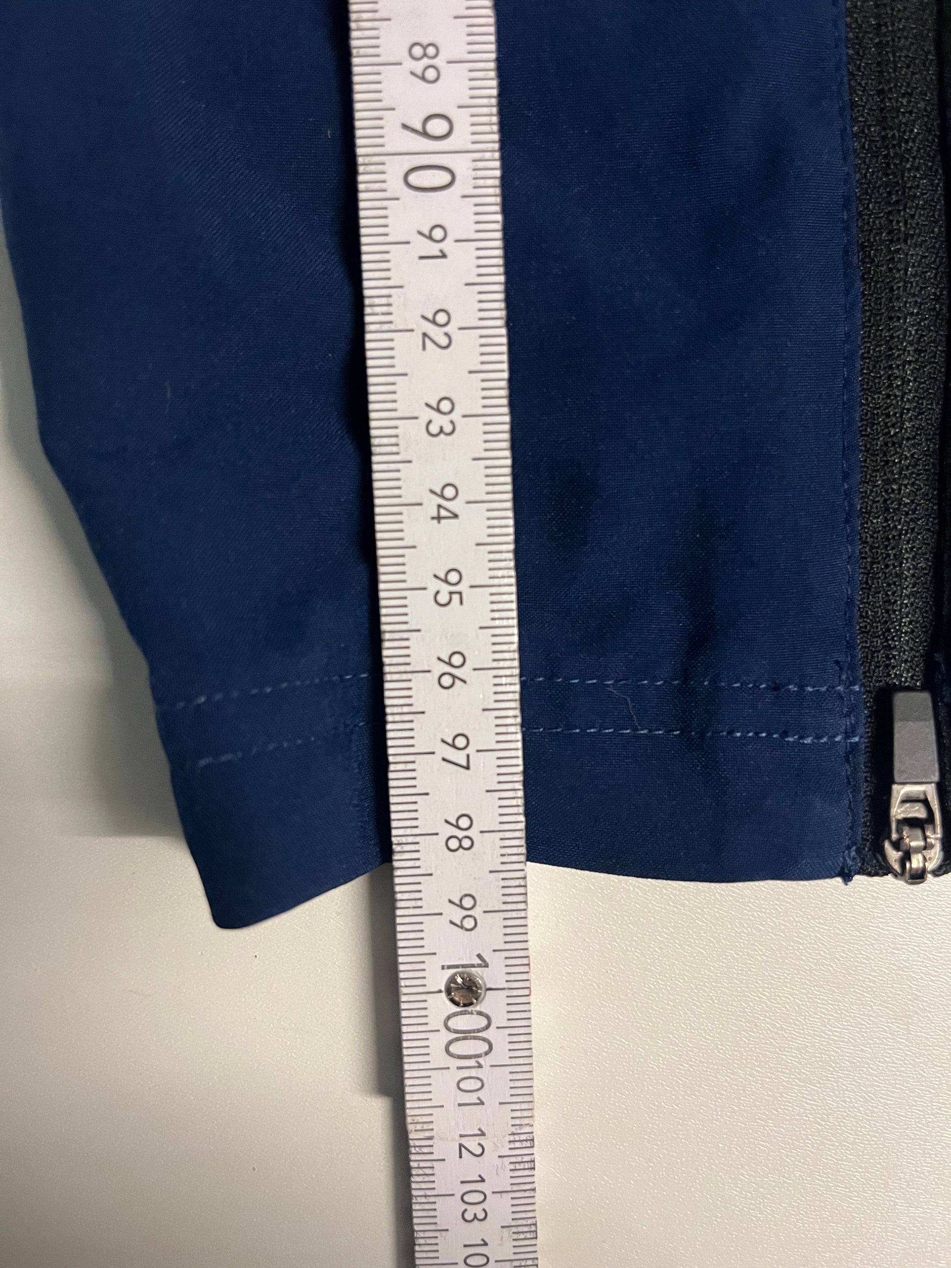 Entdecke unsere Vintage Track Pants von Nike und anderen Marken, erhältlich bei Valuxery.de - Dein Shop für trendige Vintage - Kleidung. Unsere Track Pants sind aus hochwertigen Materialien und