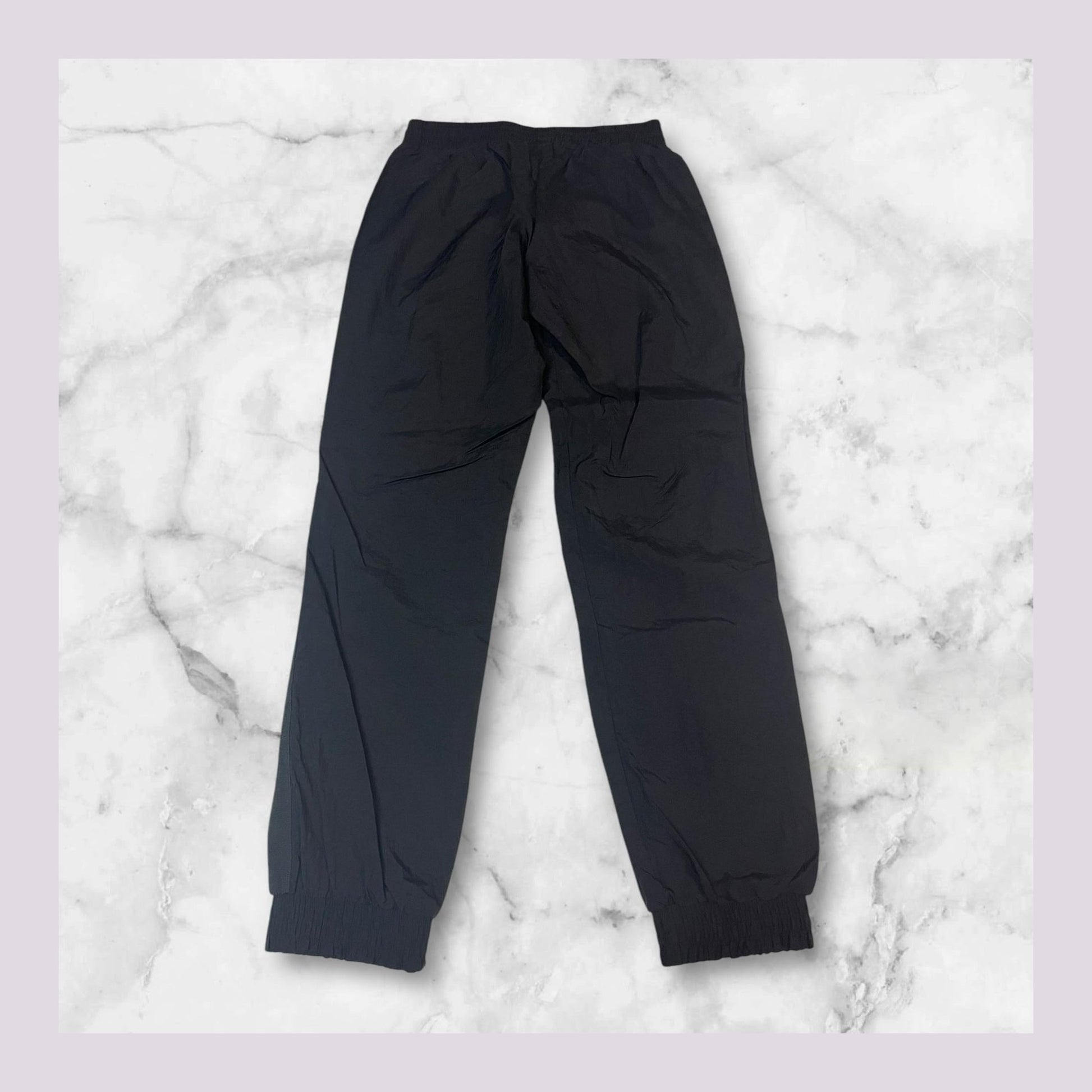 Entdecke unsere Vintage Track Pants von Nike und anderen Marken, erhältlich bei Valuxery.de - Dein Shop für trendige Vintage - Kleidung. Unsere Track Pants sind aus hochwertigen Materialien und