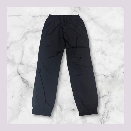 Entdecke unsere Vintage Track Pants von Nike und anderen Marken, erhältlich bei Valuxery.de - Dein Shop für trendige Vintage - Kleidung. Unsere Track Pants sind aus hochwertigen Materialien und