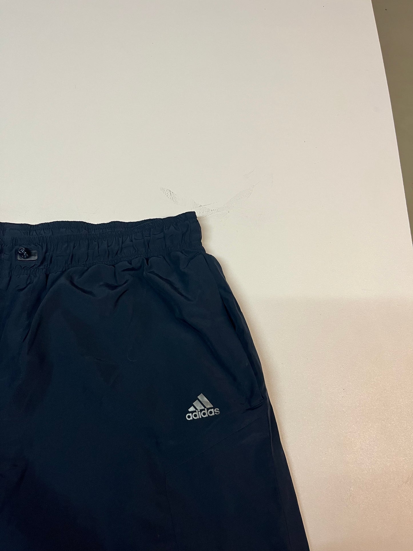 Entdecke unsere Vintage Track Pants von Nike und anderen Marken, erhältlich bei Valuxery.de - Dein Shop für trendige Vintage - Kleidung. Unsere Track Pants sind aus hochwertigen Materialien und