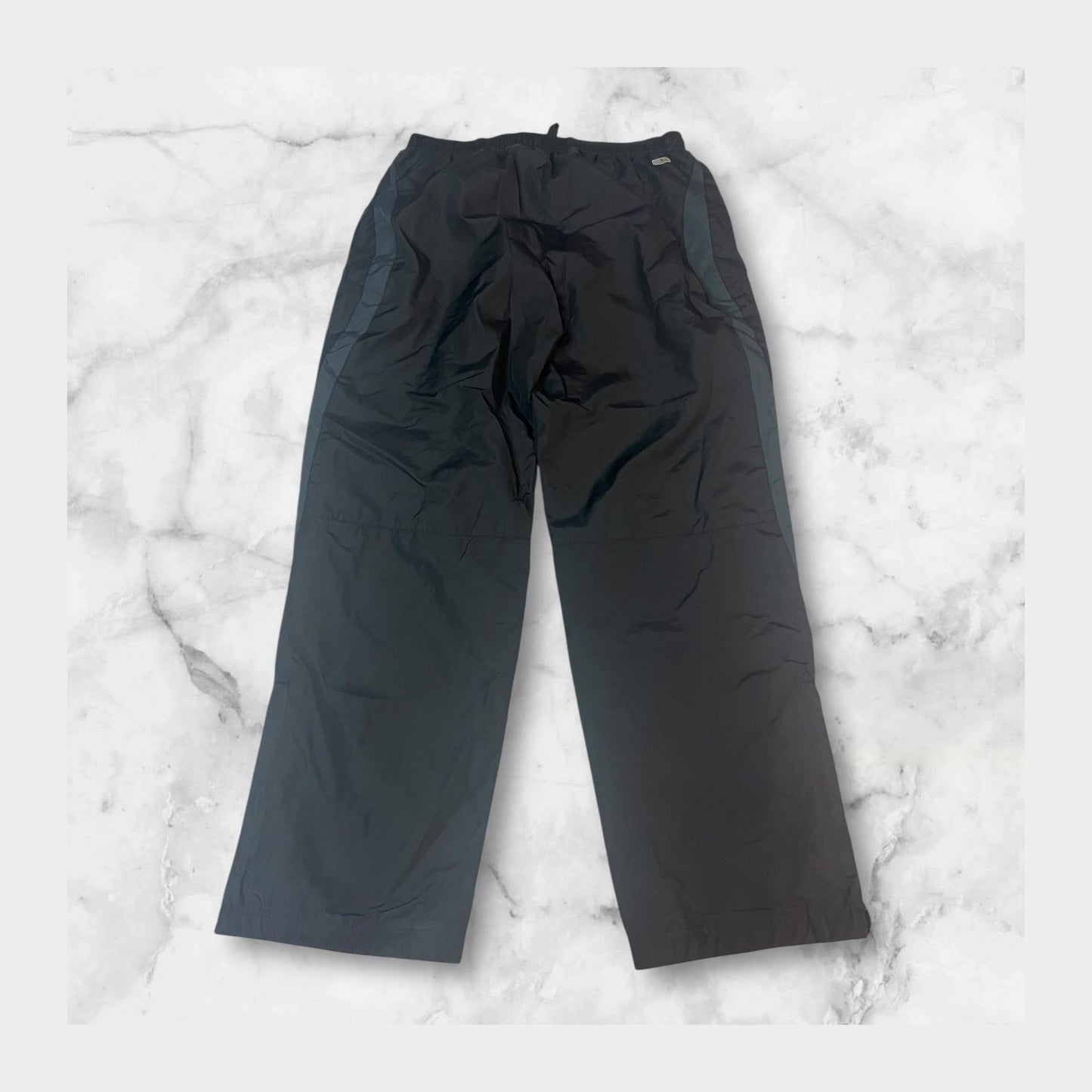 Entdecke unsere Vintage Track Pants von Nike und anderen Marken, erhältlich bei Valuxery.de - Dein Shop für trendige Vintage - Kleidung. Unsere Track Pants sind aus hochwertigen Materialien und