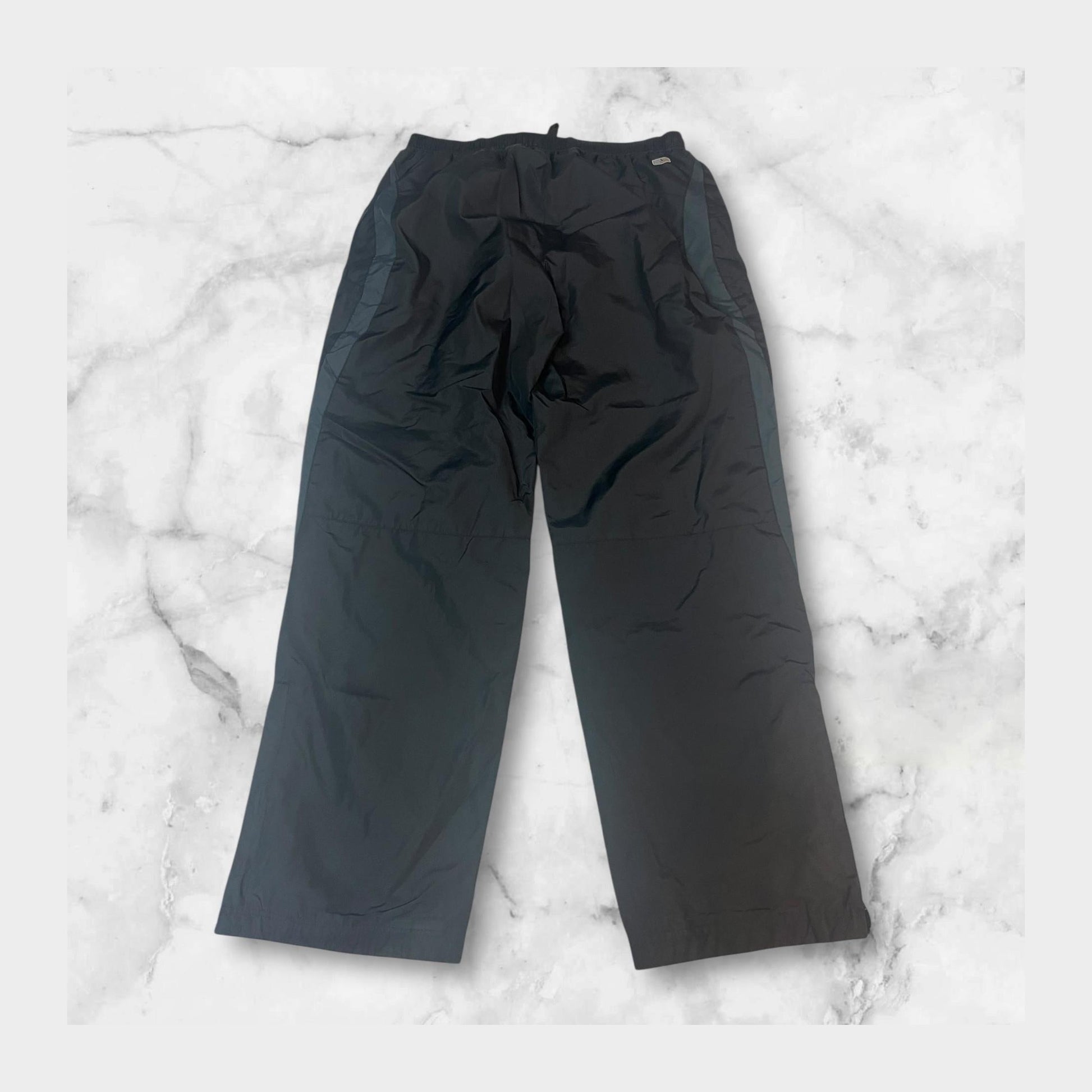 Entdecke unsere Vintage Track Pants von Nike und anderen Marken, erhältlich bei Valuxery.de - Dein Shop für trendige Vintage - Kleidung. Unsere Track Pants sind aus hochwertigen Materialien und