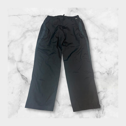 Entdecke unsere Vintage Track Pants von Nike und anderen Marken, erhältlich bei Valuxery.de - Dein Shop für trendige Vintage - Kleidung. Unsere Track Pants sind aus hochwertigen Materialien und