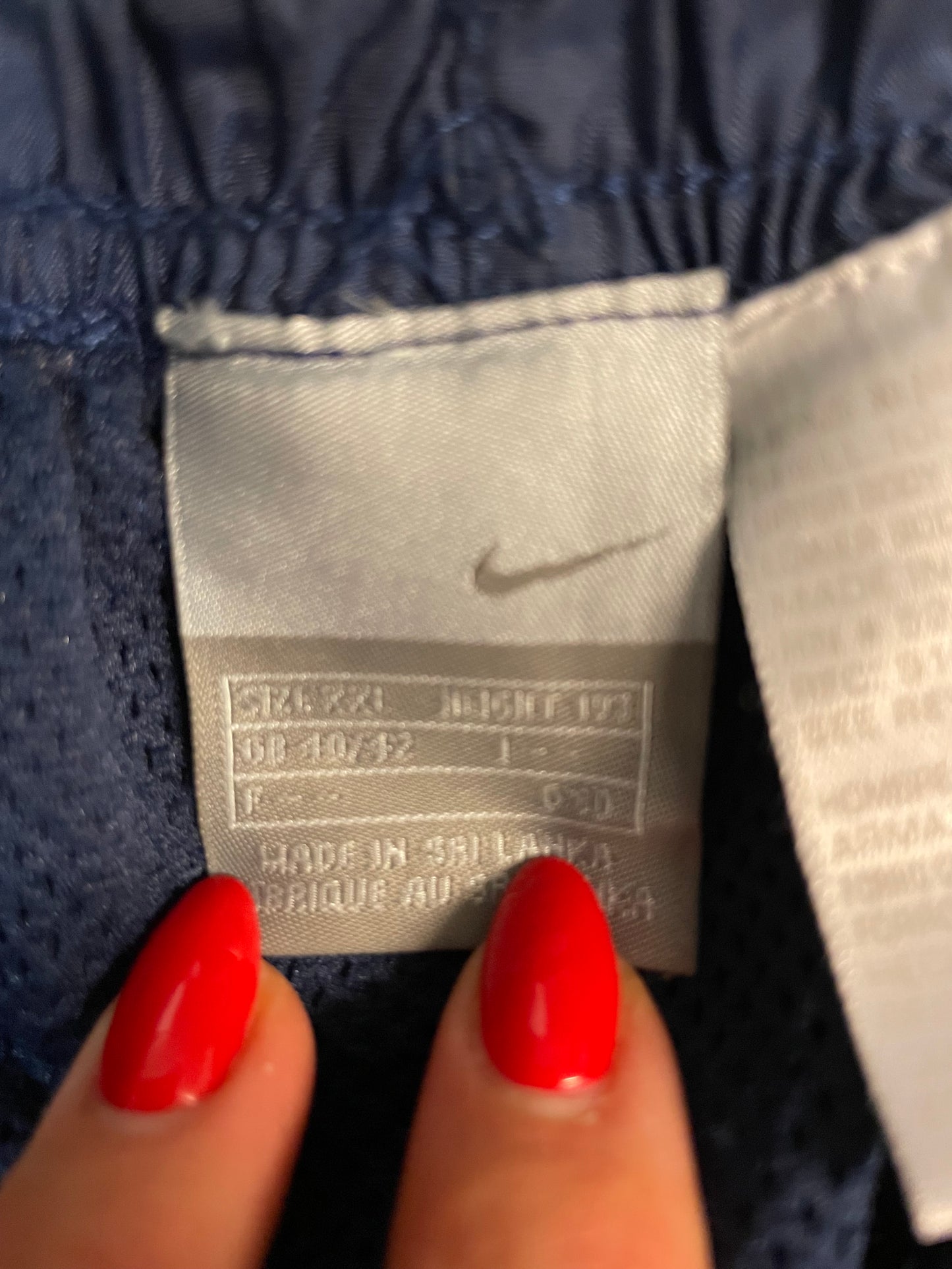 Entdecke unsere Vintage Track Pants von Nike und anderen Marken, erhältlich bei Valuxery.de - Dein Shop für trendige Vintage - Kleidung. Unsere Track Pants sind aus hochwertigen Materialien und