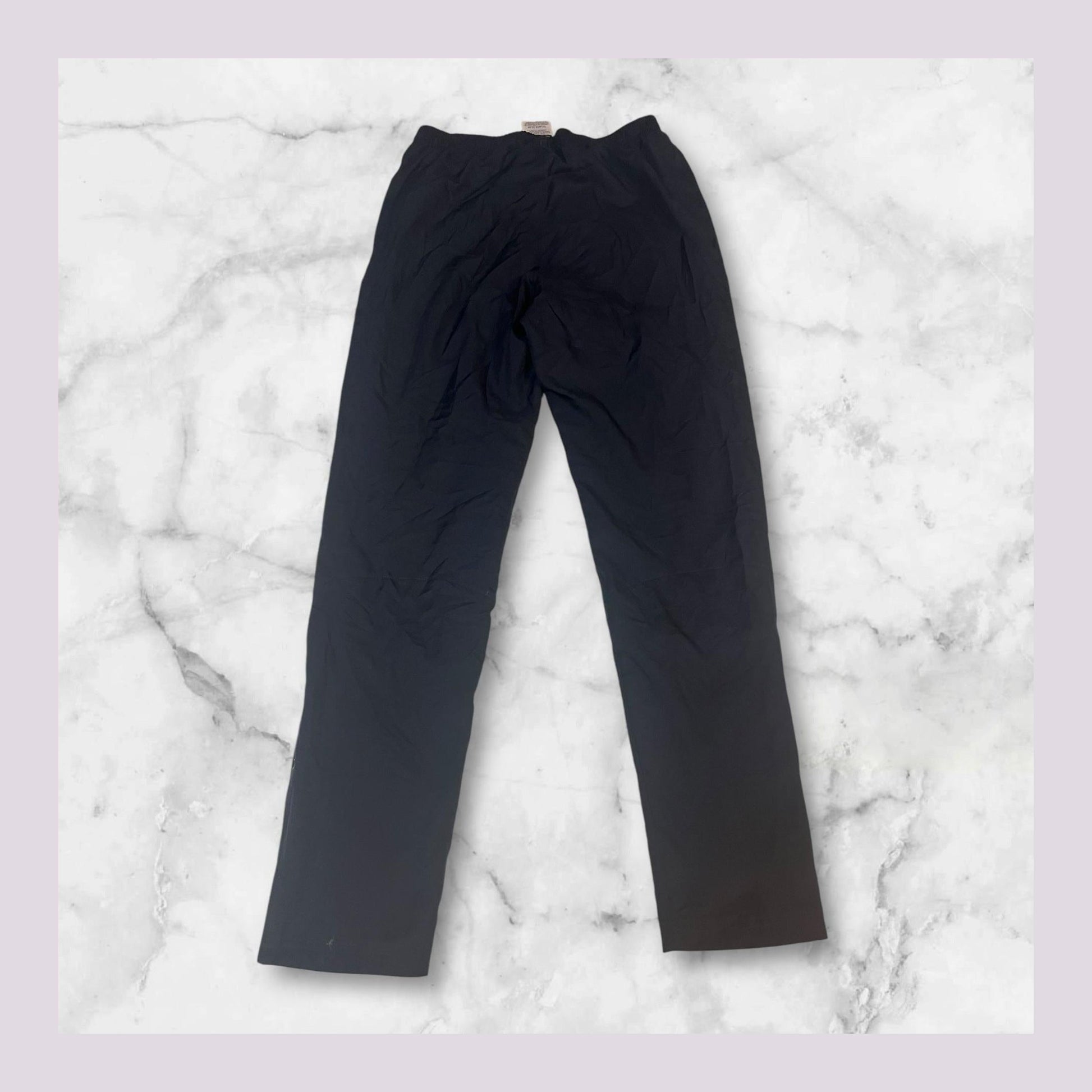 Entdecke unsere Vintage Track Pants von Nike und anderen Marken, erhältlich bei Valuxery.de - Dein Shop für trendige Vintage - Kleidung. Unsere Track Pants sind aus hochwertigen Materialien und