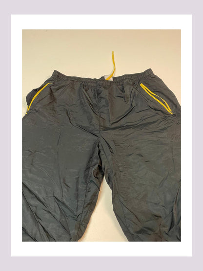 Entdecke unsere Vintage Track Pants von Nike und anderen Marken, erhältlich bei Valuxery.de - Dein Shop für trendige Vintage - Kleidung. Unsere Track Pants sind aus hochwertigen Materialien und