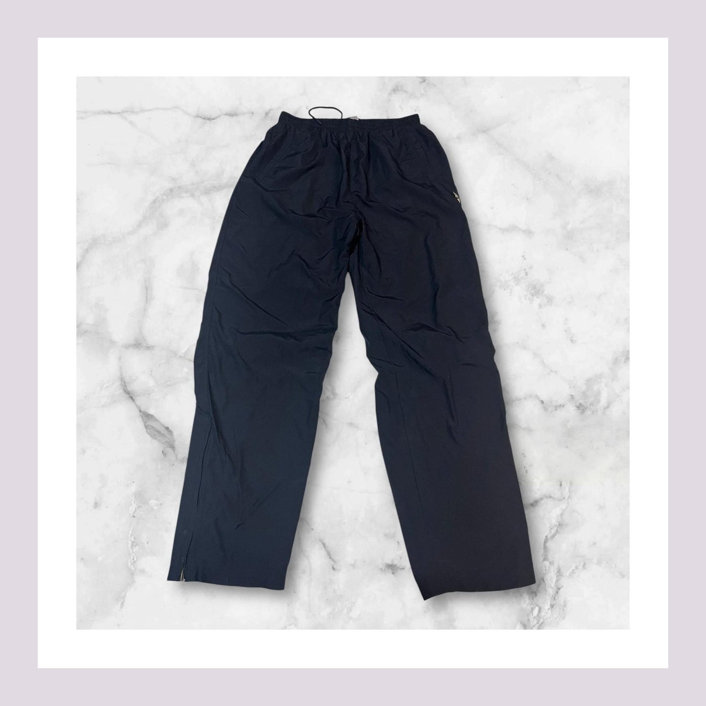 Entdecke unsere Vintage Track Pants von Nike und anderen Marken, erhältlich bei Valuxery.de - Dein Shop für trendige Vintage - Kleidung. Unsere Track Pants sind aus hochwertigen Materialien und