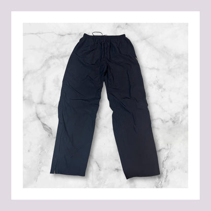 Entdecke unsere Vintage Track Pants von Nike und anderen Marken, erhältlich bei Valuxery.de - Dein Shop für trendige Vintage - Kleidung. Unsere Track Pants sind aus hochwertigen Materialien und