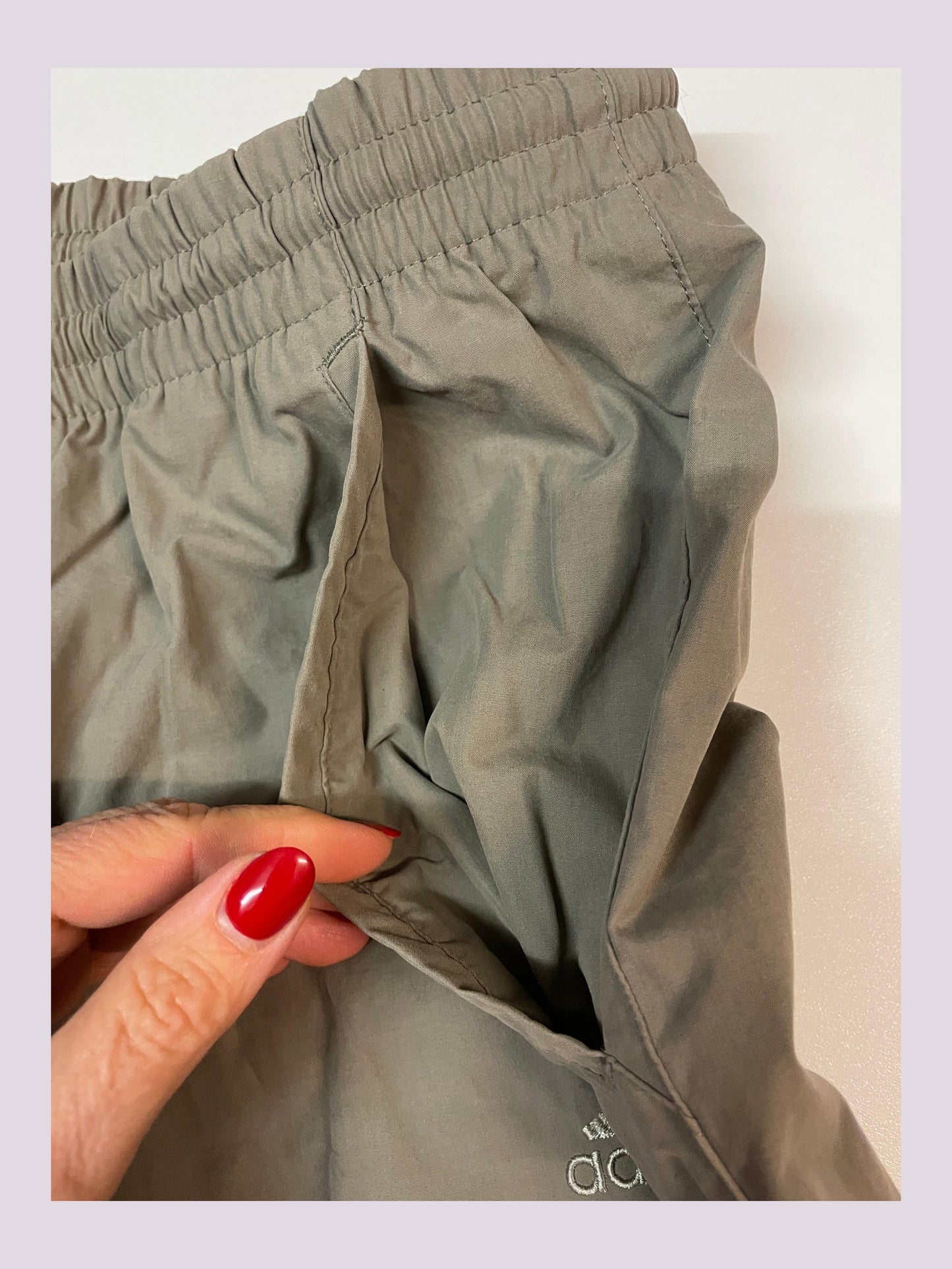 Entdecke unsere Vintage Track Pants von Nike und anderen Marken, erhältlich bei Valuxery.de - Dein Shop für trendige Vintage - Kleidung. Unsere Track Pants sind aus hochwertigen Materialien und