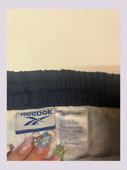 Entdecke unsere Vintage Track Pants von Nike und anderen Marken, erhältlich bei Valuxery.de - Dein Shop für trendige Vintage - Kleidung. Unsere Track Pants sind aus hochwertigen Materialien und