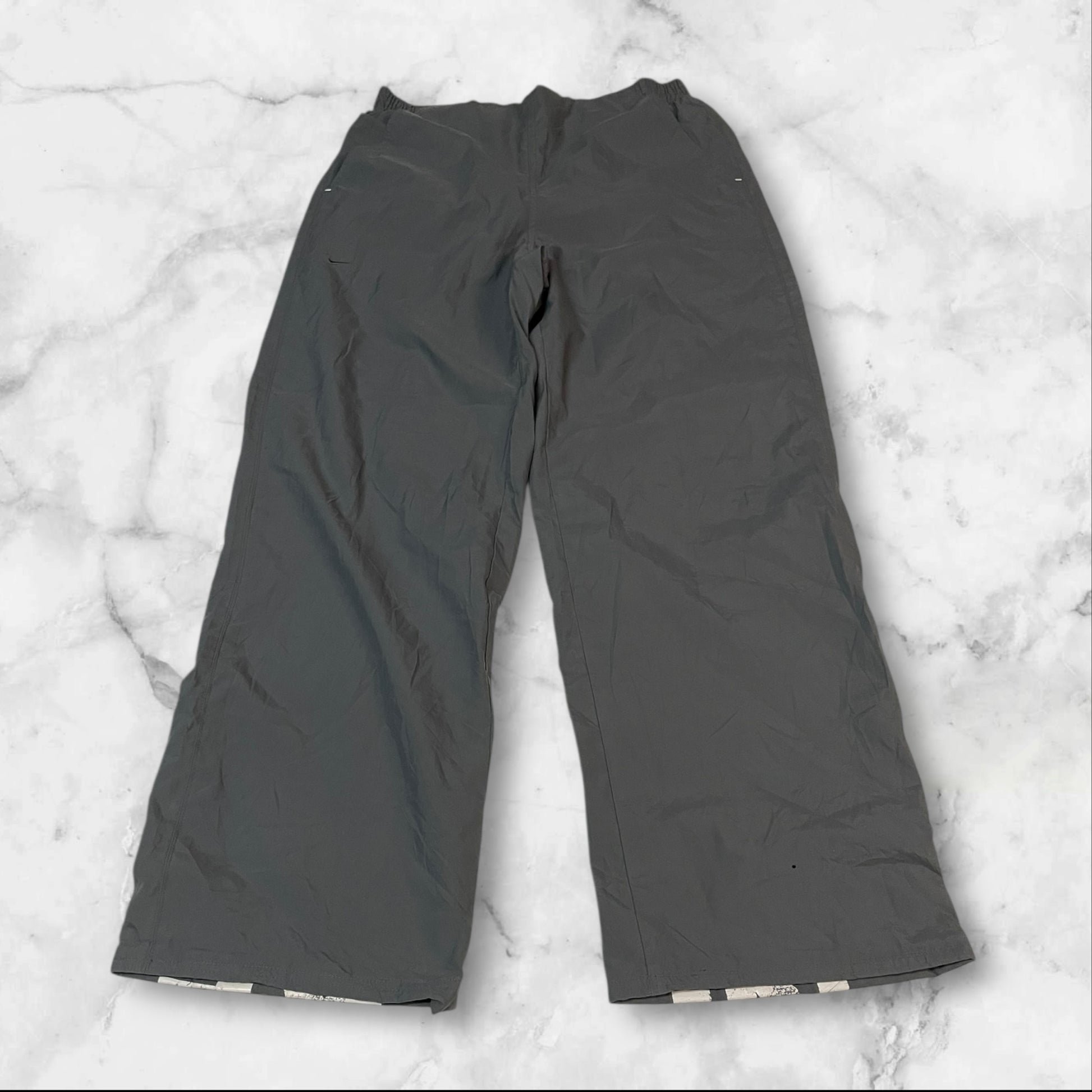 Entdecke unsere Vintage Track Pants von Nike und anderen Marken, erhältlich bei Valuxery.de - Dein Shop für trendige Vintage - Kleidung. Unsere Track Pants sind aus hochwertigen Materialien und