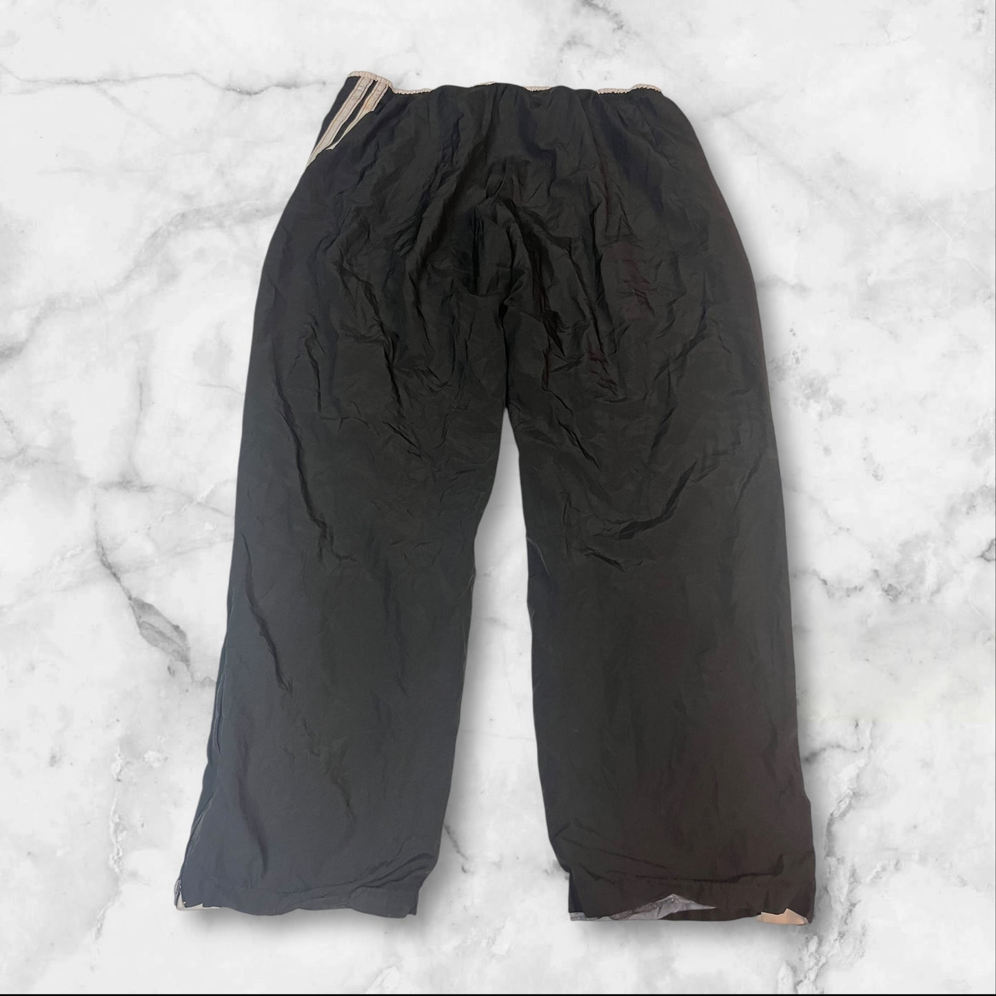Entdecke unsere Vintage Track Pants von Nike und anderen Marken, erhältlich bei Valuxery.de - Dein Shop für trendige Vintage - Kleidung. Unsere Track Pants sind aus hochwertigen Materialien und