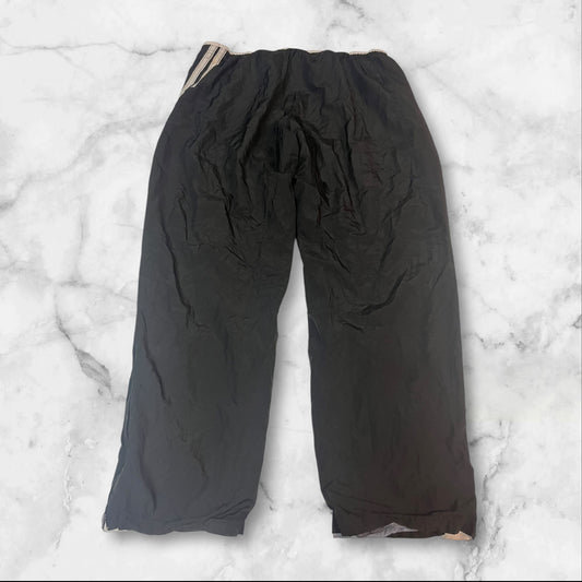 Entdecke unsere Vintage Track Pants von Nike und anderen Marken, erhältlich bei Valuxery.de - Dein Shop für trendige Vintage - Kleidung. Unsere Track Pants sind aus hochwertigen Materialien und