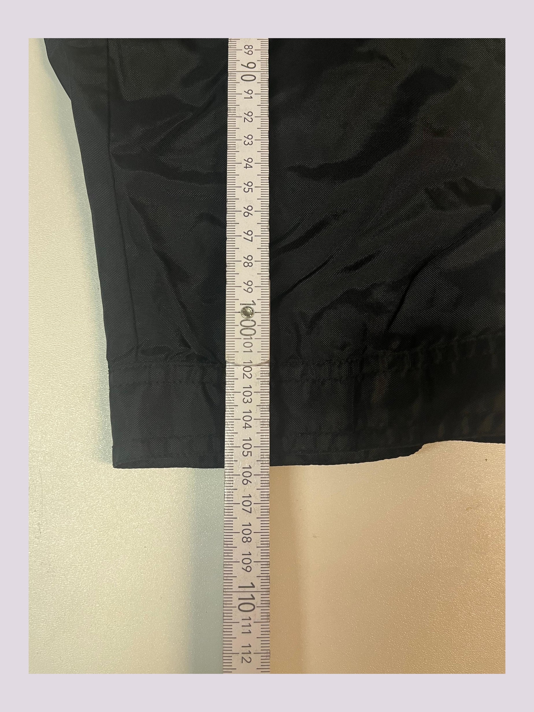 Entdecke unsere Vintage Track Pants von Nike und anderen Marken, erhältlich bei Valuxery.de - Dein Shop für trendige Vintage - Kleidung. Unsere Track Pants sind aus hochwertigen Materialien und